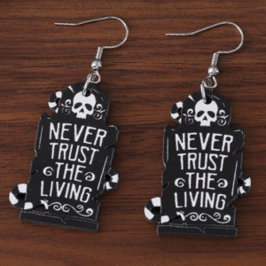 Pendientes Never trust the living