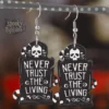 Pendientes Never trust the living